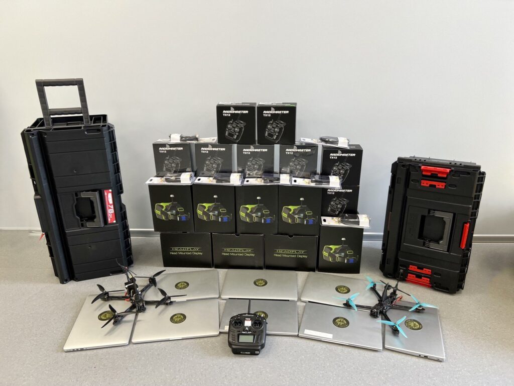 Обладнання для навчання FPV: дрони, пульти керування, FPV-окуляри, ноутбуки та кейси для транспортування.