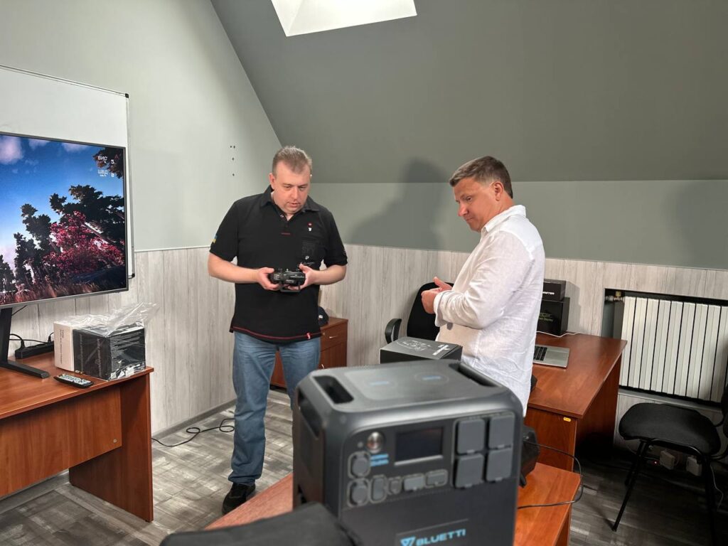 Тестування пульта керування та обладнання для школи FPV-дронів у навчальній аудиторії.