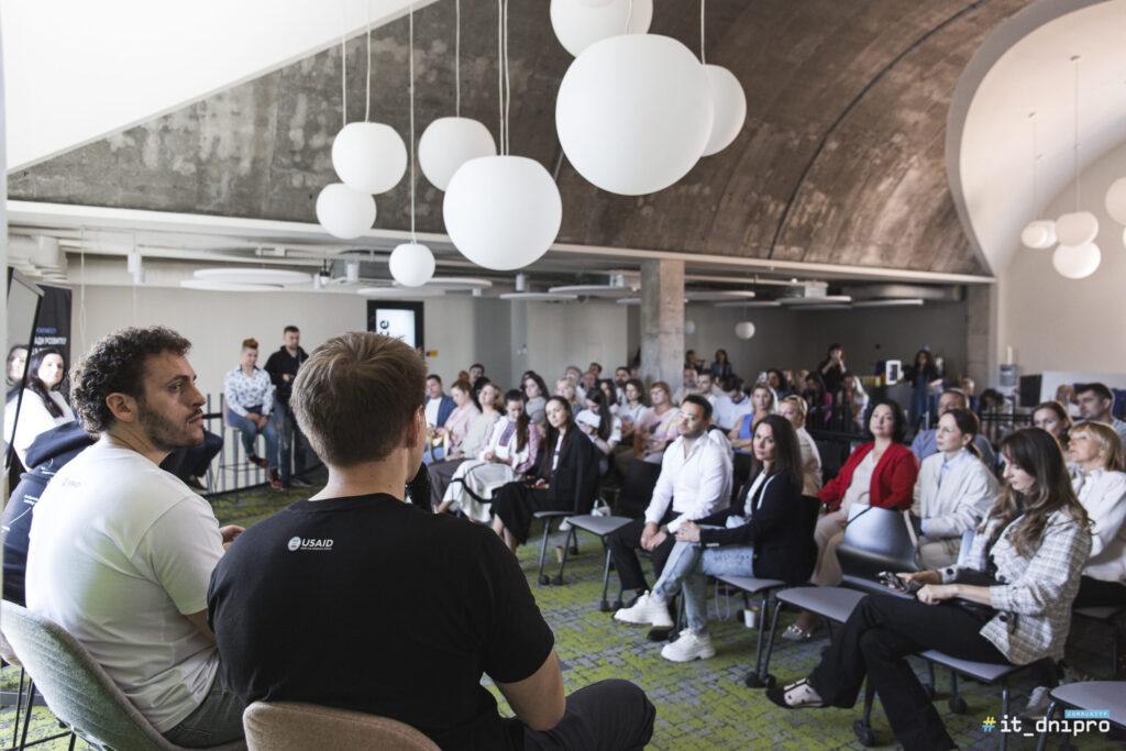 Панельна дискусія Мінцифри та ІТ-бізнесу у просторі Startup Club