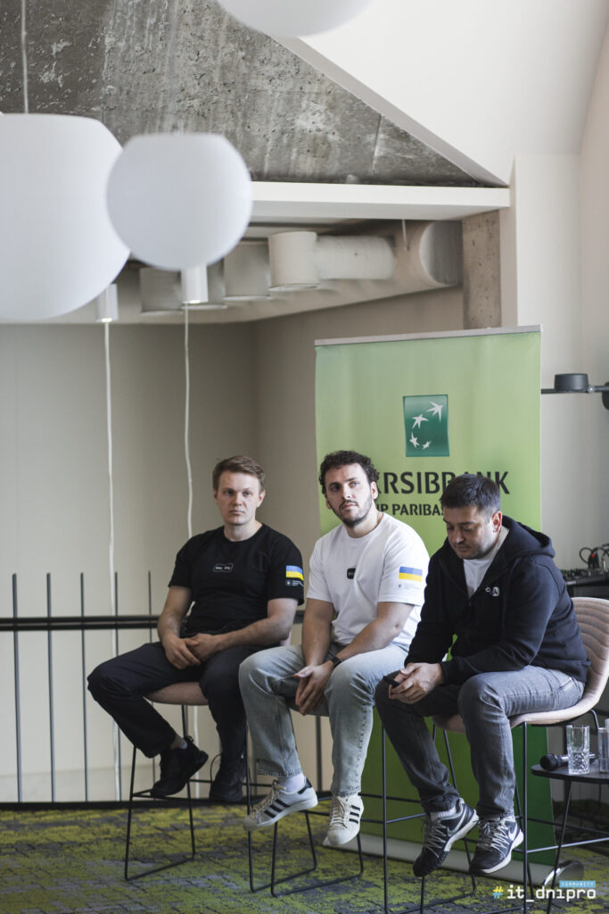 Учасники панельної дискусії з Мінцифри у затишному просторі Startup Club