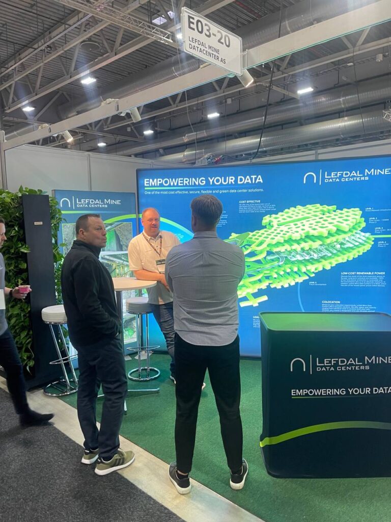 Представники компанії Lightalloy Mining та інших учасників біля виставкових стендів