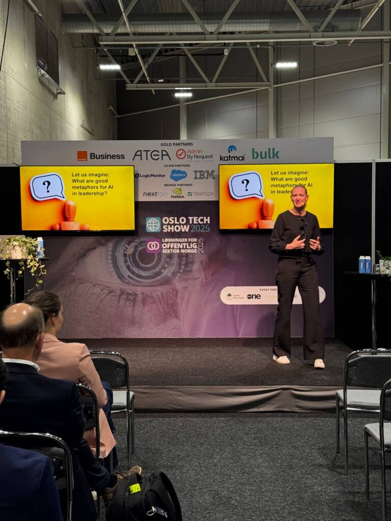 Виступ учасниці на сцені конференції Oslo Tech Show 2025
