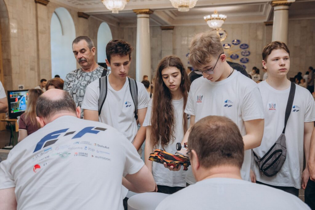 Учасники акселератора E‑Formula розглядають розроблений прототип під час STEM-сесії.