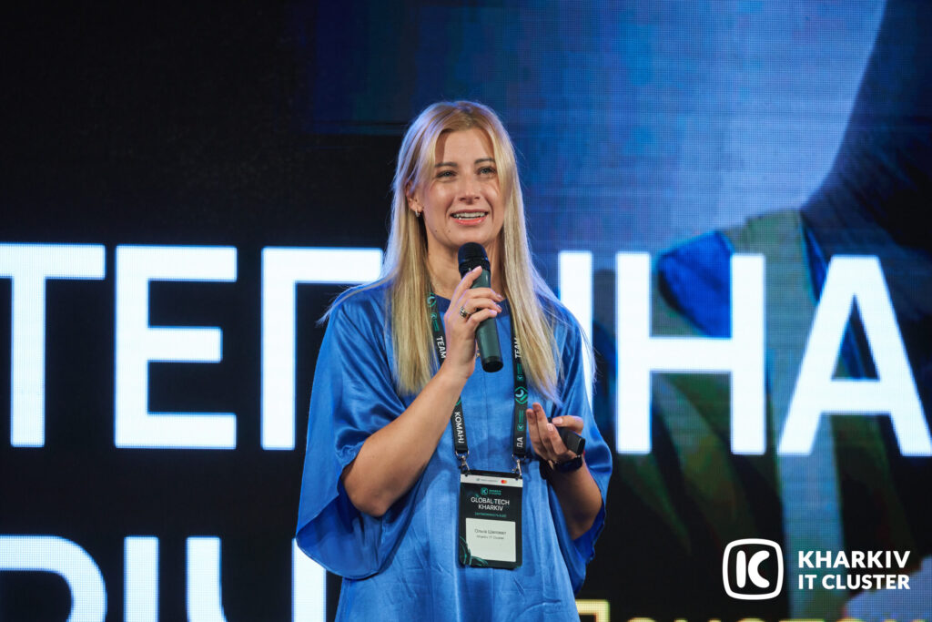 Спікер виступає на сцені форуму Global Tech Kharkiv