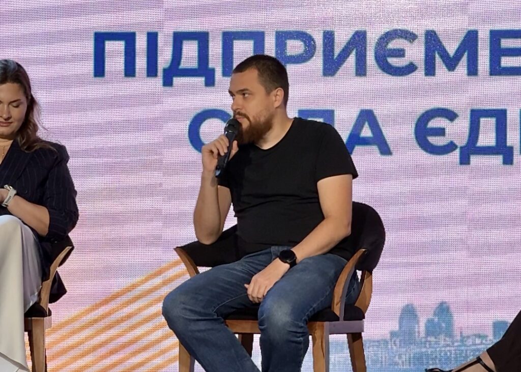 Speaker from IT Dnipro Community during the “Entrepreneur-2025” panel discussion