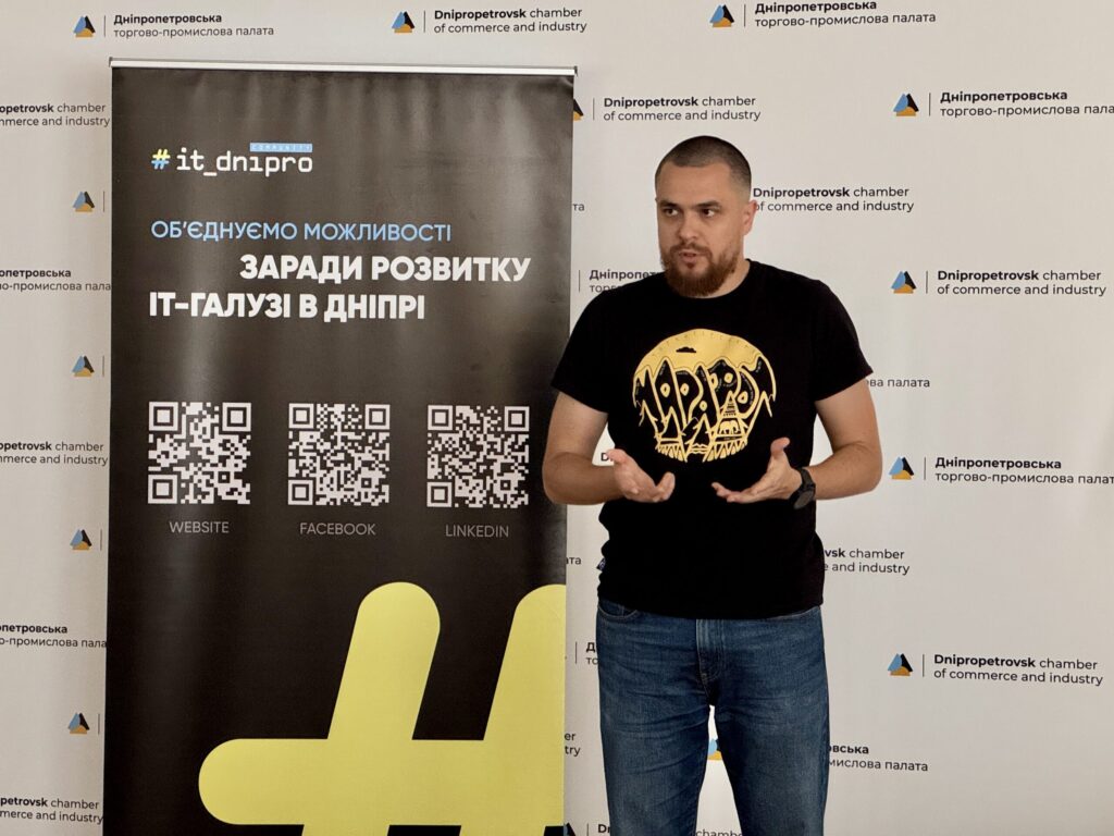 Представник IT Dnipro Community виступає перед учасниками події