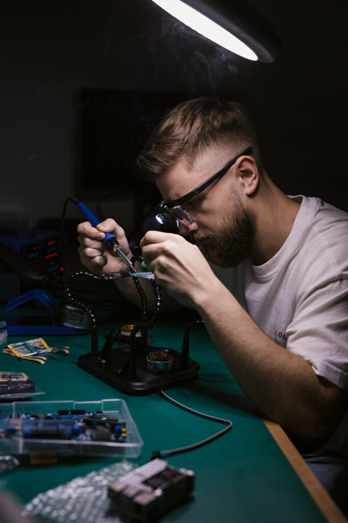 Інженер Yalantis працює над апаратною частиною IoT-рішень у R&D-лабораторії