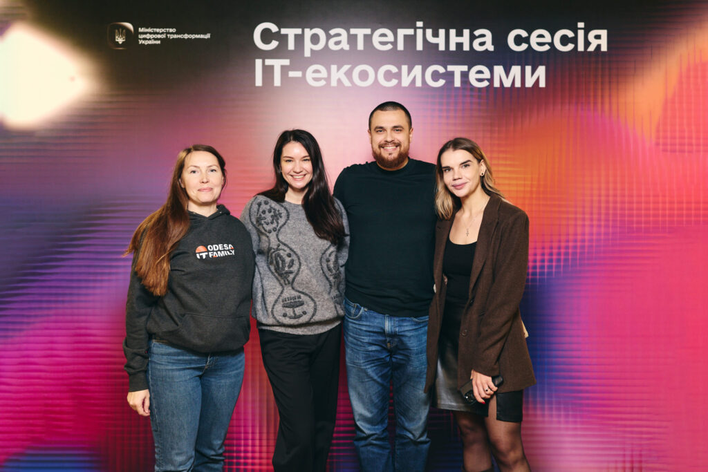 Команда IT Dnipro Community біля бренд-стіни стратегічної сесії IT-екосистеми 2025.
