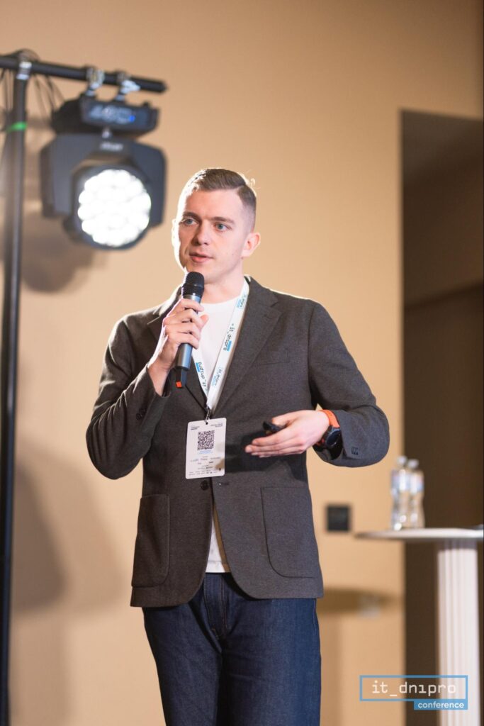 Спікер IT Dnipro Conference 2025 під час виступу на головній сцені конференції.