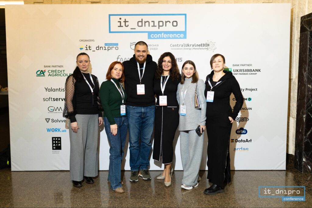 Команда IT Dnipro Community та партнери на бренд-стінах IT Dnipro Conference 2025.